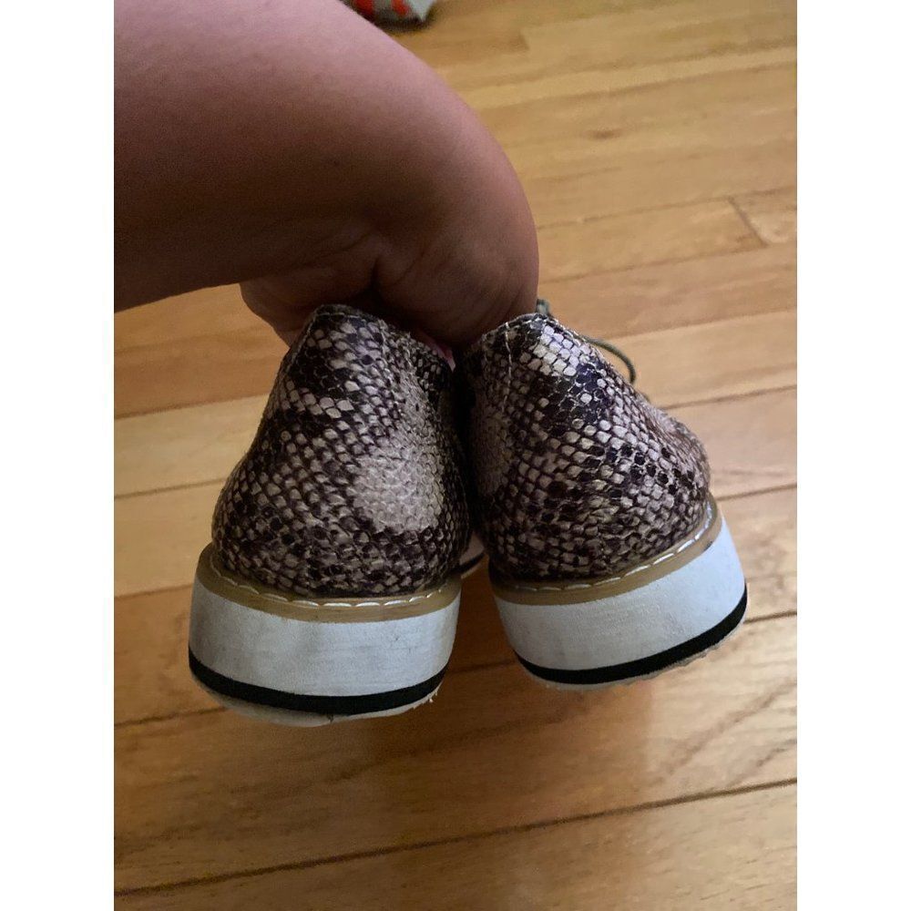 Shoedazzle, women's animal print laced up fashion sneakers size 9 - Picture 4 of 7